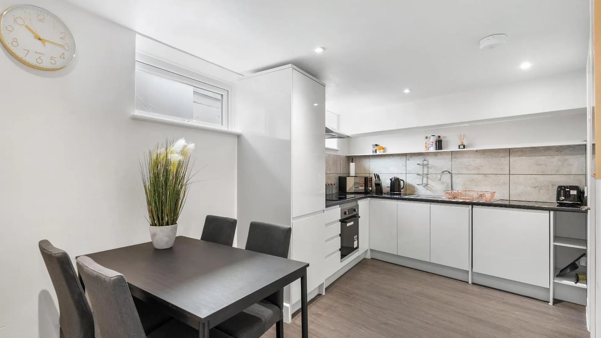 Queens Place - 3 Bedroom Apartment Brighton 0*,  United Kingdom